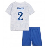Frankrike Benjamin Pavard #2 Bortadräkt Barn VM 2022 Kortärmad (+ Korta byxor)